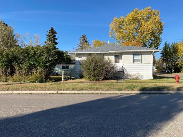 843 Dundas Street, House detached with 2 bedrooms, 1 bathrooms and 3 parking in Improvement District No.  4 Waterton AB | Image 1
