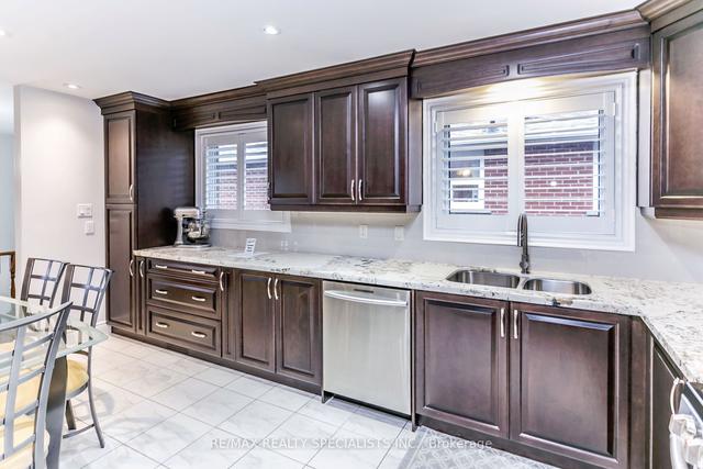 4190 Bishopstoke Lane, House semidetached with 3 bedrooms, 2 bathrooms and 4 parking in Mississauga ON | Image 2