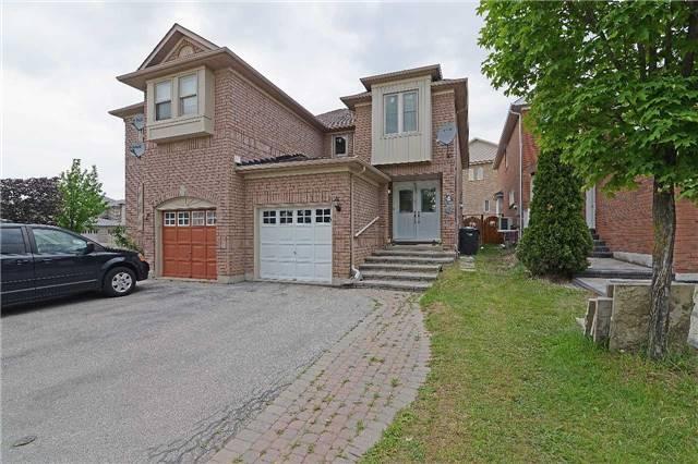 7022 Black Walnut Tr, House semidetached with 3 bedrooms, 4 bathrooms and 1 parking in Mississauga ON | Image 2