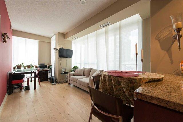 1004 - 126 Simcoe St, Condo with 2 bedrooms, 2 bathrooms and 1 parking in Toronto ON | Image 3