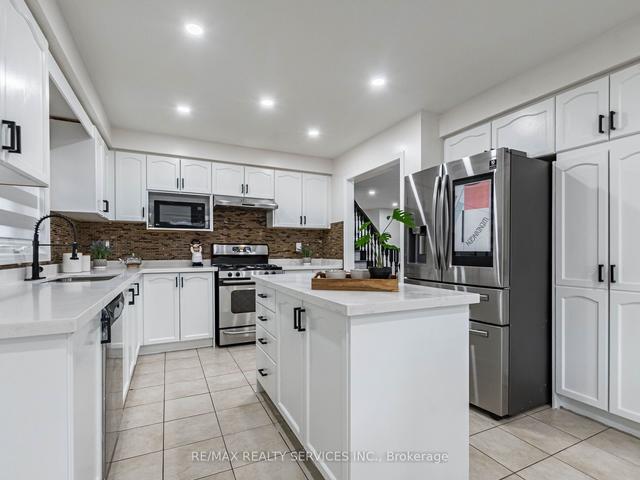 8 River Heights Dr, House detached with 4 bedrooms, 6 bathrooms and 6 parking in Brampton ON | Image 3
