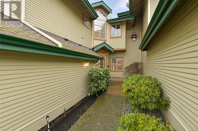 5 - 520 Marsett Pl, House attached with 4 bedrooms, 3 bathrooms and 1 parking in Saanich BC | Image 37