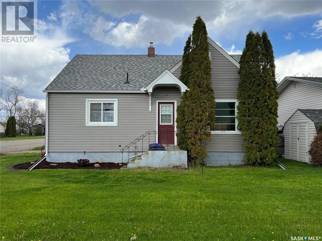 204 4th Avenue, House detached with 2 bedrooms, 1 bathrooms and null parking in Canora SK | Card Image