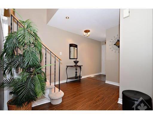 563 Latour Crescent, Townhouse with 3 bedrooms, 3 bathrooms and 4 parking in Ottawa ON | Image 3