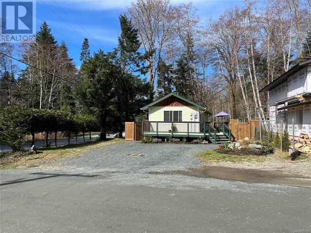 Come enjoy peaceful Quadra Island living, with the convenience of walking to shops or the ferry! | Image 49