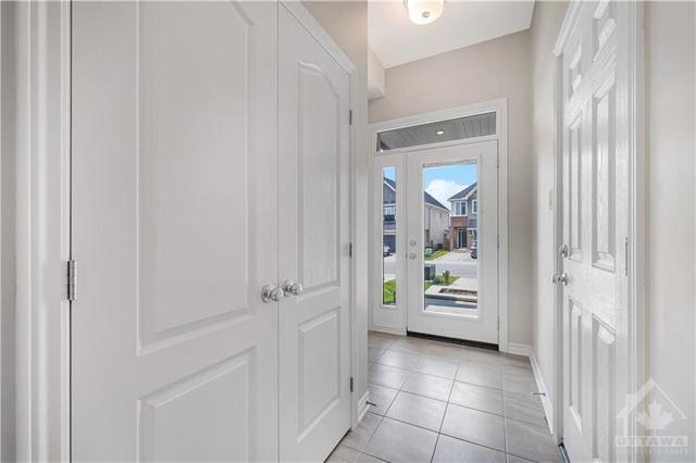 352 Mishawashkode Street, Townhouse with 3 bedrooms, 3 bathrooms and 3 parking in Ottawa ON | Image 4