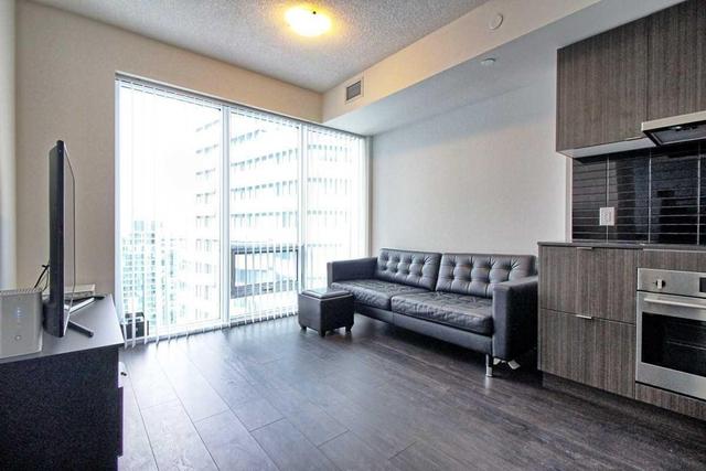 5405 - 100 Harbour St, Condo with 1 bedrooms, 1 bathrooms and 1 parking in Toronto ON | Image 2