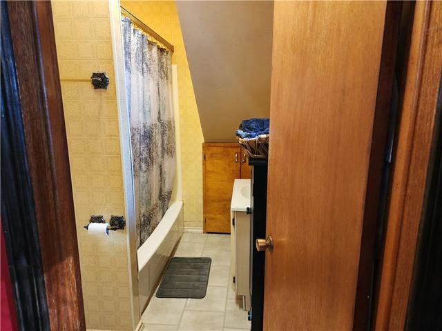 Main floor Bathroom | Image 12