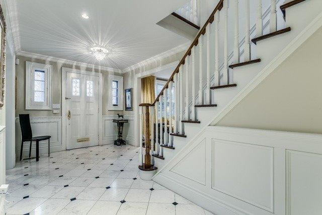 111 Sandringham Dr, House detached with 4 bedrooms, 4 bathrooms and 4 parking in Toronto ON | Image 3