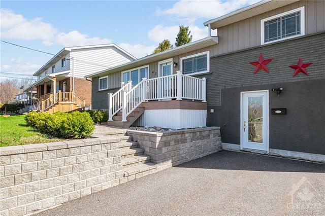 47 Tauvette Street, House detached with 4 bedrooms, 3 bathrooms and 8 parking in Ottawa ON | Image 2