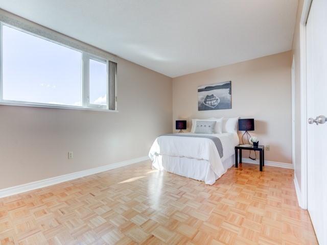 1013 - 260 Scarlett Rd, Condo with 2 bedrooms, 2 bathrooms and 1 parking in Toronto ON | Image 16