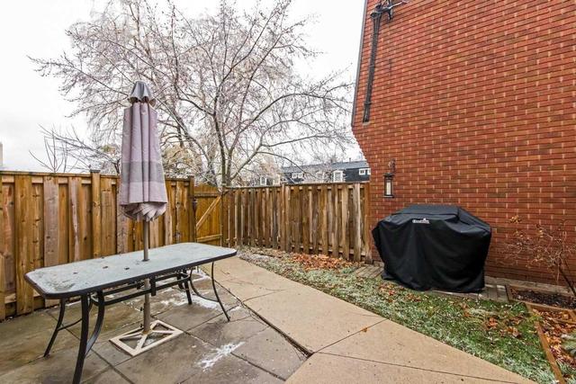 215 Lake Ave N, Townhouse with 3 bedrooms, 2 bathrooms and 1 parking in Hamilton ON | Image 19