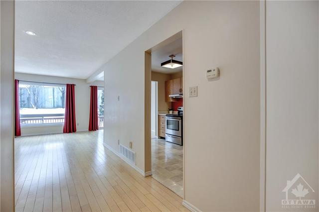 152 Presland Road, Townhouse with 3 bedrooms, 2 bathrooms and 3 parking in Ottawa ON | Image 8