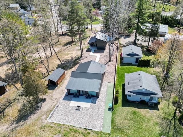 10031 Nipigon St, House detached with 2 bedrooms, 2 bathrooms and 3 parking in Lambton Shores ON | Image 33