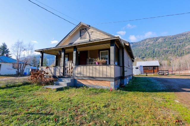 2363 Highway 3a, House detached with 7 bedrooms, 1 bathrooms and 2 parking in Central Kootenay I BC | Image 15