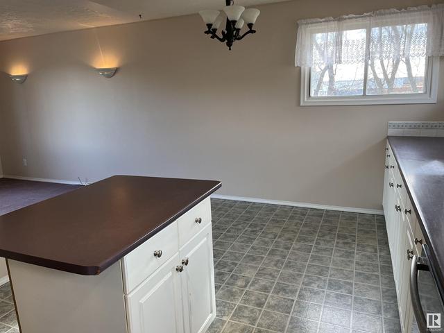 4817 51 Av, House detached with 4 bedrooms, 1 bathrooms and null parking in Vegreville AB | Image 9