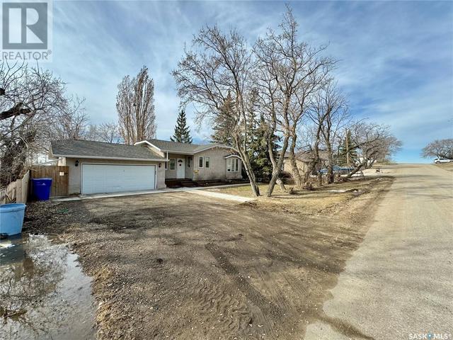 223 Nicoll Avenue, House detached with 3 bedrooms, 2 bathrooms and null parking in Regina Beach SK | Image 2
