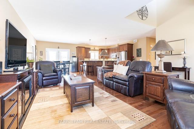 2 Grew Cres, House detached with 2 bedrooms, 2 bathrooms and 3 parking in Penetanguishene ON | Image 3