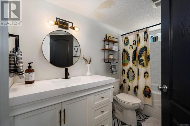 Downstairs bathroom in Airbnb space | Image 27