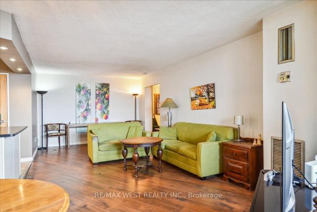 1601 - 5 Shady Gfwy, Condo with 3 bedrooms, 2 bathrooms and 1 parking in Toronto ON | Image 3