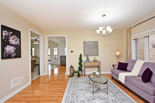 68 Young Dr, House detached with 4 bedrooms, 4 bathrooms and 6 parking in Brampton ON | Image 5