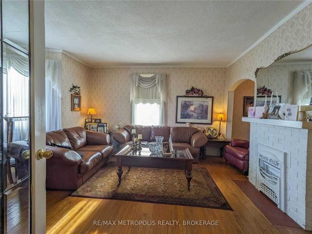 main - 529 Christina St N, House detached with 3 bedrooms, 1 bathrooms and 4 parking in Sarnia ON | Image 3