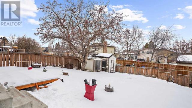 300 Berwick Drive Nw, House detached with 4 bedrooms, 1 bathrooms and 1 parking in Calgary AB | Image 32