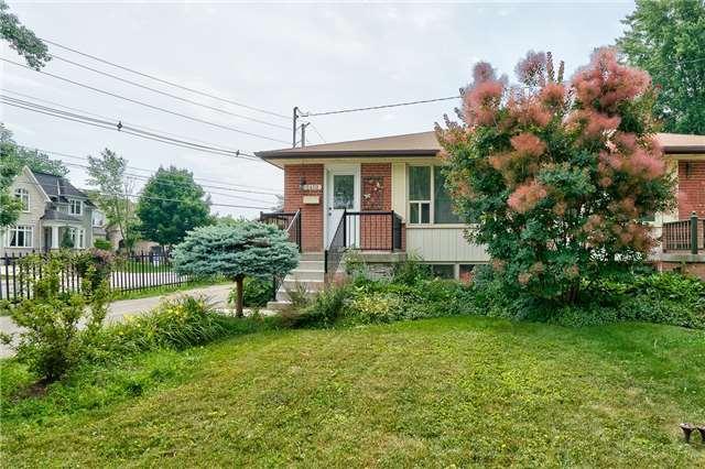 2402 Belyea St, House semidetached with 3 bedrooms, 2 bathrooms and 5 parking in Oakville ON | Image 2