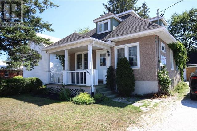 1028 Pembroke Street E, House detached with 3 bedrooms, 1 bathrooms and 5 parking in Pembroke ON | Image 2