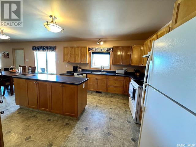 516 Brownlee Street, House detached with 5 bedrooms, 3 bathrooms and null parking in Morse SK | Image 3