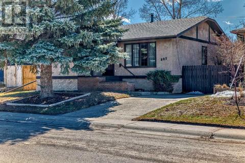 801 10 Avenue Se, House detached with 4 bedrooms, 2 bathrooms and 4 parking in High River AB | Card Image