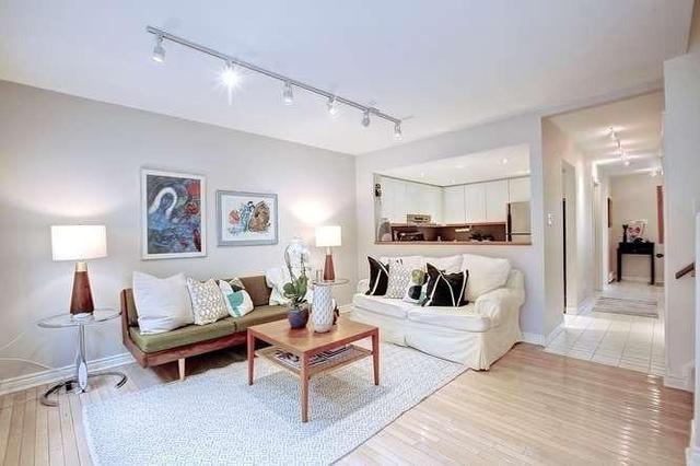 365 Albany Ave, Townhouse with 2 bedrooms, 1 bathrooms and 1 parking in Toronto ON | Image 2