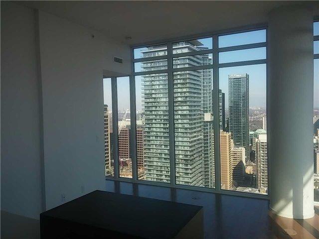 3402 - 75 St Nicholas St, Condo with 2 bedrooms, 2 bathrooms and 1 parking in Toronto ON | Image 9
