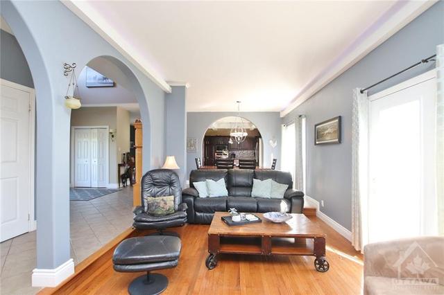 6748 Fallowfield Road, House detached with 3 bedrooms, 3 bathrooms and 20 parking in Ottawa ON | Image 14