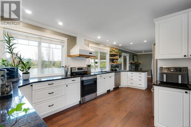 1548 Munro Rd, House detached with 5 bedrooms, 5 bathrooms and 8 parking in North Saanich BC | Image 37