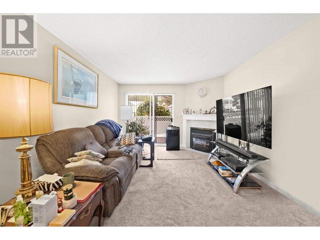 122 - 22514 116 Avenue, Condo with 2 bedrooms, 2 bathrooms and 1 parking in Maple Ridge BC | Image 2