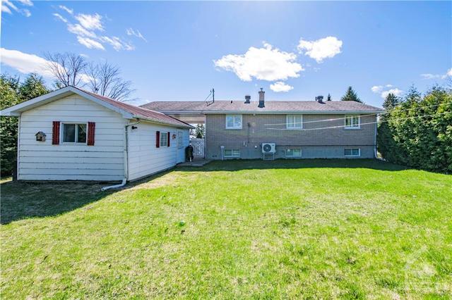 947 Saint Jacques Street, House detached with 3 bedrooms, 2 bathrooms and 6 parking in Clarence Rockland ON | Image 4