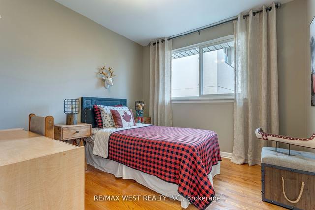 63 Wareside Rd, House detached with 3 bedrooms, 2 bathrooms and 3 parking in Toronto ON | Image 8