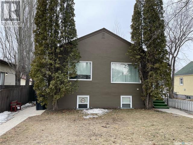 819 H Avenue N, House detached with 3 bedrooms, 2 bathrooms and null parking in Saskatoon SK | Image 1