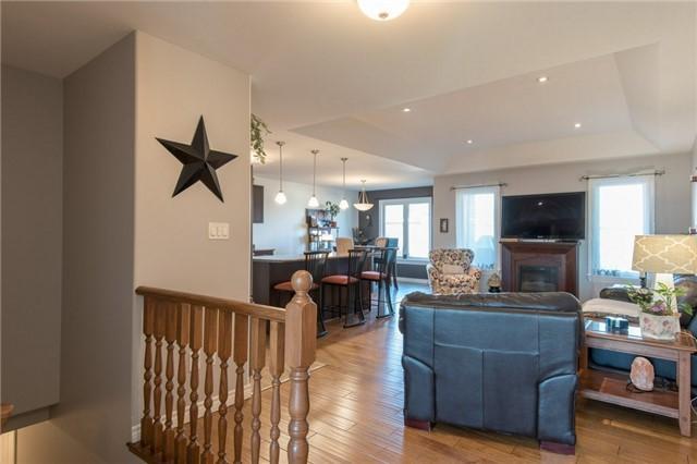 55 Matchett Cres, House detached with 2 bedrooms, 3 bathrooms and 4 parking in Kawartha Lakes ON | Image 2