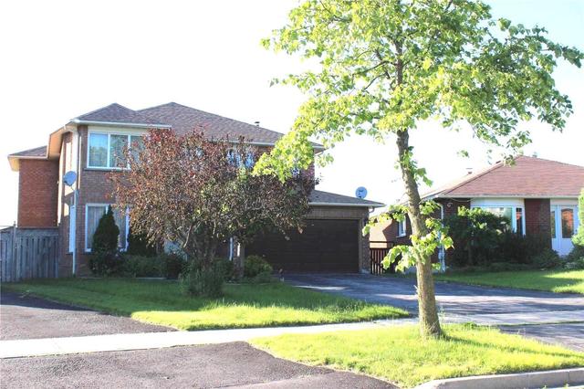 12 Winter Crt, House detached with 4 bedrooms, 4 bathrooms and 4 parking in Whitby ON | Image 2