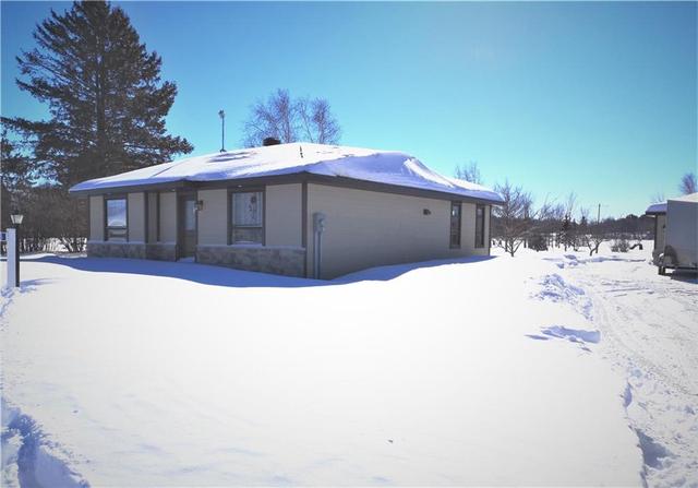 3656 Front Road, House detached with 2 bedrooms, 1 bathrooms and 6 parking in East Hawkesbury ON | Image 4