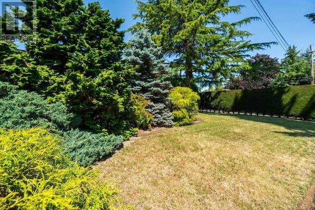 1875 Grandview Dr, House detached with 4 bedrooms, 3 bathrooms and 4 parking in Saanich BC | Image 38