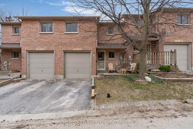 11 Quail Cres, Townhouse with 3 bedrooms, 2 bathrooms and 1 parking in Barrie ON | Image 1