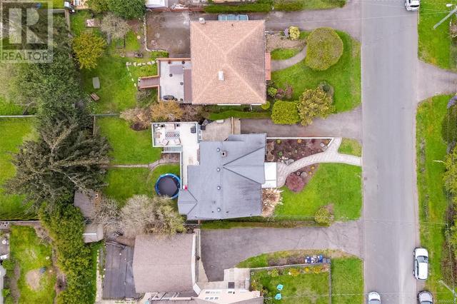 1871 Cochrane St, House detached with 5 bedrooms, 3 bathrooms and 2 parking in Saanich BC | Image 45
