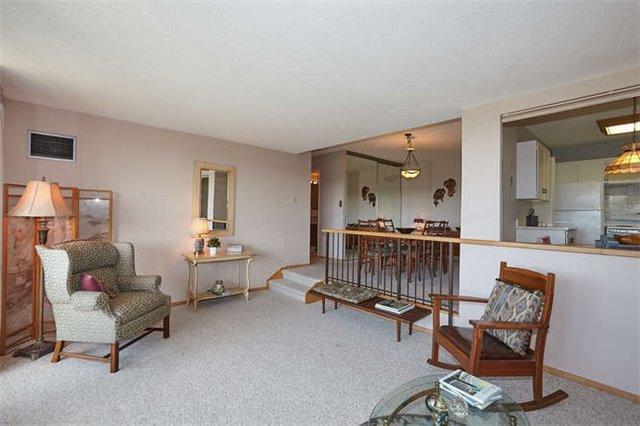 1003 - 260 Scarlett Rd, Condo with 3 bedrooms, 2 bathrooms and 1 parking in Toronto ON | Image 5