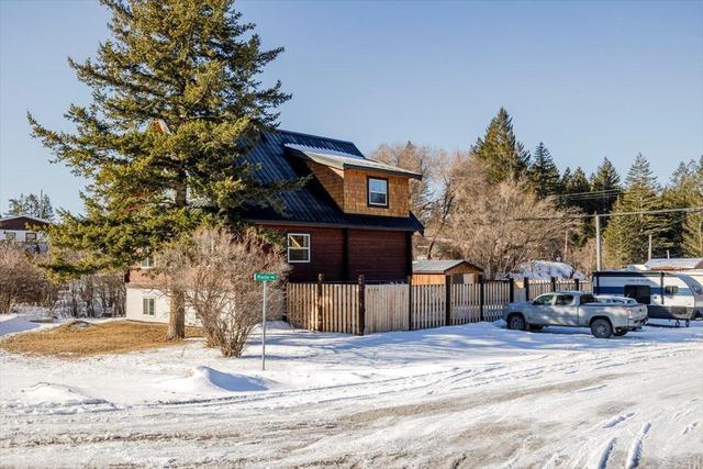 9115 Main Street, House detached with 3 bedrooms, 2 bathrooms and 3 parking in East Kootenay B BC | Image 1