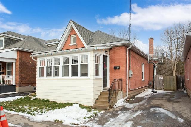 15 Strathcona Avenue, House detached with 3 bedrooms, 1 bathrooms and 1 parking in Brantford ON | Card Image