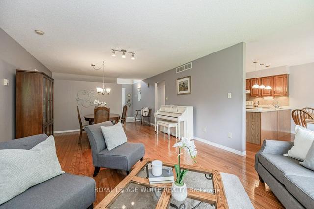 647 Cardiff St, House detached with 2 bedrooms, 3 bathrooms and 6 parking in Waterloo ON | Image 3