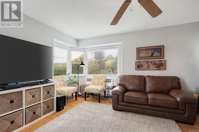 1871 Cochrane St, House detached with 5 bedrooms, 3 bathrooms and 2 parking in Saanich BC | Image 10